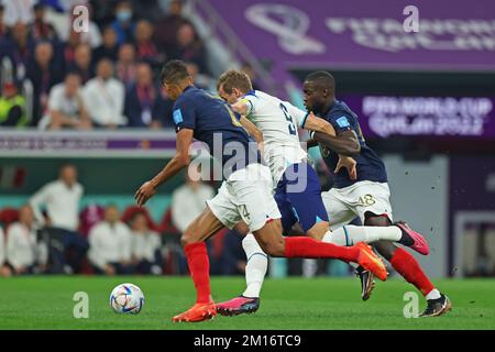 Al Khor, Qatar. 10th décembre 2022. 10th décembre 2022: Stade Al-Bayt, Al Khor, Qatar: Coupe du monde de la FIFA, quart de finale, Angleterre contre France: Harry Kane d'Angleterre a été mis à l'épreuve par Raphael Varane et Dayot Upavecano de France crédit: Action plus Sports Images/Alamy Live News Banque D'Images