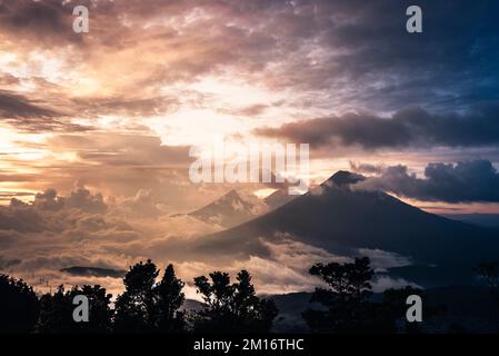 Coucher de soleil sur les volcans Fuego, Acatenango et Agua Banque D'Images