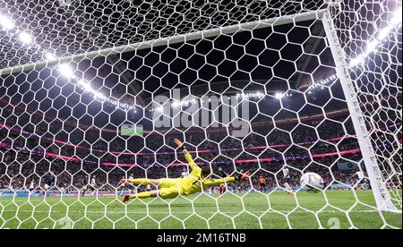 Al Khor, Qatar. 10th décembre 2022. Aurélien Tchouameni de France a participé au quart de finale entre l'Angleterre et la France à la coupe du monde de la FIFA 2022 au stade Al Bayt à Al Khor, Qatar, le 10 décembre 2022. Crédit : Li Ming/Xinhua/Alay Live News Banque D'Images