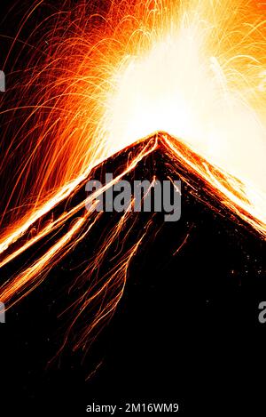 Vue rapprochée du sommet du Fuego pendant une éruption Banque D'Images