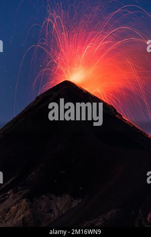 Sommet du volcan Fuego au crépuscule Banque D'Images