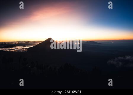 Lever de soleil derrière le volcan Agua au Guatemala Banque D'Images