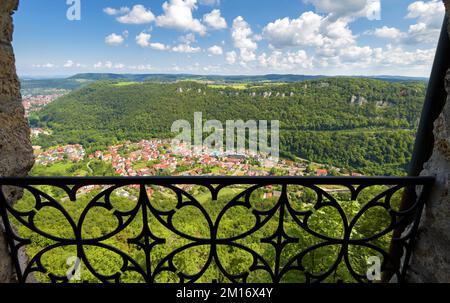 Vue sur le paysage depuis le balcon au sommet de la montagne à Schwarzwald, Allemagne, Europe. Panorama de la ville allemande pris d'en haut dans les Alpes souabes. Thème de la nature Banque D'Images