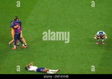 Le gardien de but français Hugo Lloris célèbre lors du coup de sifflet final lors du match de quart de finale de la coupe du monde de la FIFA au stade Al Bayt à Al Khor, au Qatar. Date de la photo: Samedi 10 décembre 2022. Banque D'Images