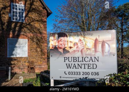 Un public voulait un panneau sur le Black Horse Inn à Castle Rising, Norfolk. Banque D'Images