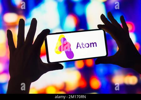 Dans cette illustration, le logo Atom Bank s'affiche sur l'écran d'un smartphone. Banque D'Images