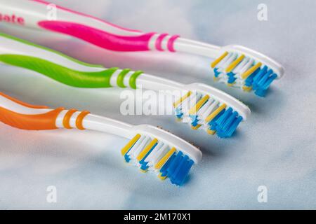 Brosses à dents en plastique avec poignées colorées sur fond de couleur. Banque D'Images