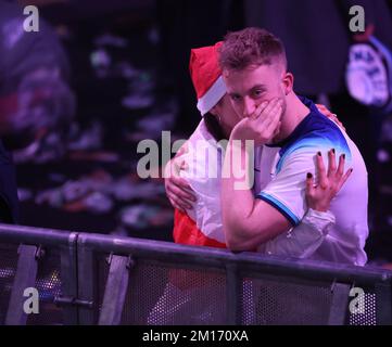 Un couple réagit à la défaite de l'Angleterre lors d'une projection du match de quart de finale de la coupe du monde de la FIFA entre l'Angleterre et la France à BOXPARK Wembley. Date de la photo: Samedi 10 décembre 2022.. Crédit : Isabel Infantes/Alay Live News Banque D'Images