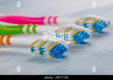 Brosses à dents en plastique avec poignées colorées sur fond de couleur. Banque D'Images