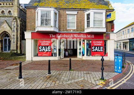 Poole, Dorset, Royaume-Uni - 3 novembre 2020: Fermeture solde affiches affichées dans les fenêtres du magasin de vêtements le moulin à laine d'Édimbourg Banque D'Images