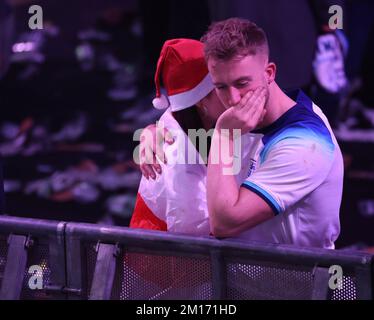 Un couple réagit à la défaite de l'Angleterre lors d'une projection du match de quart de finale de la coupe du monde de la FIFA entre l'Angleterre et la France à BOXPARK Wembley. Date de la photo: Samedi 10 décembre 2022.. Crédit : Isabel Infantes/Alay Live News Banque D'Images