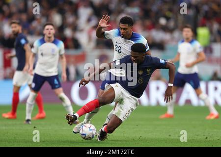 Al Khor, Qatar. 10th décembre 2022. Jude Bellingham, d'Angleterre, vit avec Aurélien Tchouameni (avant), de France, lors de leur quart de finale à la coupe du monde de la FIFA 2022 au stade Al Bayt à Al Khor, Qatar, le 10 décembre 2022. Crédit: PAN Yulong/Xinhua/Alay Live News Banque D'Images