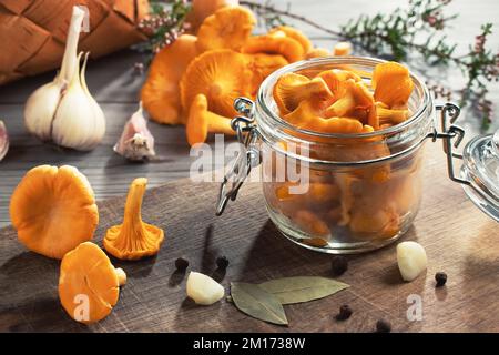 Conserver les chanterelles dans un pot aux épices et aux herbes.Pickling de champignons sauvages comestibles. Banque D'Images