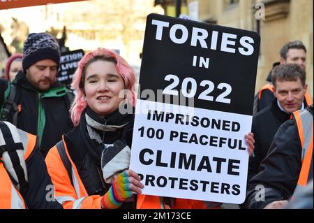 Londres, Royaume-Uni. 10th décembre 2022. Phoebe Plummer, activiste de Just Stop Oil qui a lancé de la soupe au tableau des Sunflowers de Van Gogh, vu pendant le rallye. Les militants du climat de Just Stop Oil ont défilé de la place du Parlement au siège social de Londres. Les activistes exigent la libération des militants emprisonnés et de mettre fin à toute licence future pour l'exploration et le développement des combustibles fossiles au Royaume-Uni. Crédit : SOPA Images Limited/Alamy Live News Banque D'Images