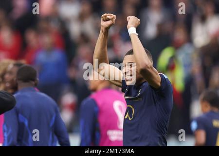 Al Khor, Qatar. 10th décembre 2022. Kylian Mbappe de France célèbre après avoir remporté le quart de finale entre l'Angleterre et la France lors de la coupe du monde de la FIFA 2022 au stade Al Bayt à Al Khor, Qatar, le 10 décembre 2022. Credit: Han Yan/Xinhua/Alay Live News Banque D'Images