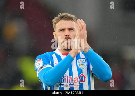 Danny Ward #25 de Huddersfield Town salue les fans avant le match de championnat Sky Bet Sheffield United contre Huddersfield Town à Bramall Lane, Sheffield, Royaume-Uni, 10th décembre 2022 (photo de Steve Flynn/News Images) Banque D'Images