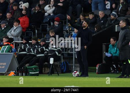 Swansea, Royaume-Uni. 10th décembre 2022. Russell Martin, l'entraîneur en chef de la ville de Swansea, regarde depuis la ligne de contact. Match de championnat EFL Skybet, Swansea City v Norwich City au stade Swansea.com de Swansea, pays de Galles, le samedi 10th décembre 2022. Cette image ne peut être utilisée qu'à des fins éditoriales. Utilisation éditoriale uniquement, licence requise pour une utilisation commerciale. Aucune utilisation dans les Paris, les jeux ou les publications d'un seul club/ligue/joueur. photo par Andrew Orchard/Andrew Orchard sports photographie/Alamy Live News crédit: Andrew Orchard sports photographie/Alamy Live News Banque D'Images