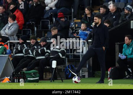 Swansea, Royaume-Uni. 10th décembre 2022. Russell Martin, l'entraîneur en chef de la ville de Swansea, regarde depuis la ligne de contact. Match de championnat EFL Skybet, Swansea City v Norwich City au stade Swansea.com de Swansea, pays de Galles, le samedi 10th décembre 2022. Cette image ne peut être utilisée qu'à des fins éditoriales. Utilisation éditoriale uniquement, licence requise pour une utilisation commerciale. Aucune utilisation dans les Paris, les jeux ou les publications d'un seul club/ligue/joueur. photo par Andrew Orchard/Andrew Orchard sports photographie/Alamy Live News crédit: Andrew Orchard sports photographie/Alamy Live News Banque D'Images