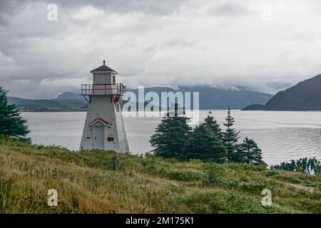 Woody point, Terre-Neuve, Canada : phare de Woody point, sur la baie bonne, dans le parc national du gros-Morne, désigné phare patrimonial par le Canad Banque D'Images