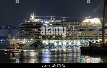 Hambourg, Allemagne. 10th décembre 2022. Le bateau de croisière AIDAbella part tard ce soir pour une croisière dans les Caraïbes après avoir heurté un mur de quai jeudi et avoir besoin de réparations. Credit: Markus Scholz/dpa/Alay Live News Banque D'Images