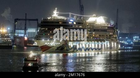 Hambourg, Allemagne. 10th décembre 2022. Le bateau de croisière AIDAbella part tard ce soir pour une croisière dans les Caraïbes après avoir heurté un mur de quai jeudi et avoir besoin de réparations. Credit: Markus Scholz/dpa/Alay Live News Banque D'Images