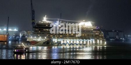 Hambourg, Allemagne. 10th décembre 2022. Le bateau de croisière AIDAbella part tard ce soir pour une croisière dans les Caraïbes après avoir heurté un mur de quai jeudi et avoir besoin de réparations. Credit: Markus Scholz/dpa/Alay Live News Banque D'Images