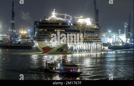 Hambourg, Allemagne. 10th décembre 2022. Le bateau de croisière AIDAbella part tard ce soir pour une croisière dans les Caraïbes après avoir heurté un mur de quai jeudi et avoir besoin de réparations. Credit: Markus Scholz/dpa/Alay Live News Banque D'Images