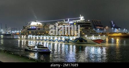 Hambourg, Allemagne. 10th décembre 2022. Le bateau de croisière AIDAbella part tard ce soir pour une croisière dans les Caraïbes après avoir heurté un mur de quai jeudi et avoir besoin de réparations. Credit: Markus Scholz/dpa/Alay Live News Banque D'Images