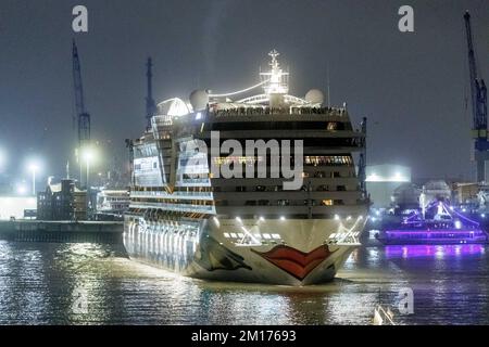 Hambourg, Allemagne. 10th décembre 2022. Le bateau de croisière AIDAbella part tard ce soir pour une croisière dans les Caraïbes après avoir heurté un mur de quai jeudi et avoir besoin de réparations. Credit: Markus Scholz/dpa/Alay Live News Banque D'Images