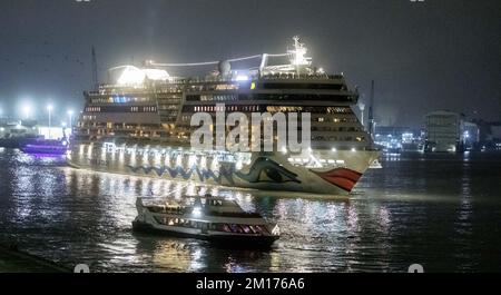 Hambourg, Allemagne. 10th décembre 2022. Le bateau de croisière AIDAbella part tard ce soir pour une croisière dans les Caraïbes après avoir heurté un mur de quai jeudi et avoir besoin de réparations. Credit: Markus Scholz/dpa/Alay Live News Banque D'Images