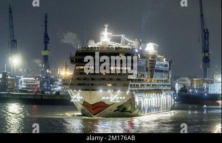 Hambourg, Allemagne. 10th décembre 2022. Le bateau de croisière AIDAbella part tard ce soir pour une croisière dans les Caraïbes après avoir heurté un mur de quai jeudi et avoir besoin de réparations. Credit: Markus Scholz/dpa/Alay Live News Banque D'Images