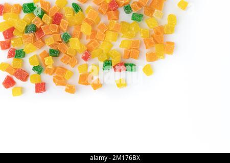 tas de morceaux de fruits confits isolés sur fond blanc, ananas doux séchés, oranges et papayes utilisés comme remplissage dans la confiserie, baki Banque D'Images