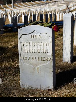 Une pierre tombale du cimetière national de Santa Fe au Nouveau-Mexique marque la tombe de masse de 14 soldats américains inconnus morts dans la guerre civile du the19th siècle. Banque D'Images