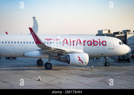 Abu Dhabi, Émirats Arabes Unis - décembre 2022 : avion d'Arabie Saoudite au Moyen-Orient. Air Arabia est une compagnie aérienne émirati à bas prix basée aux Émirats Arabes Unis Banque D'Images