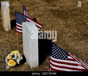 De petits drapeaux américains survolent les tombes des anciens combattants américains enterrés dans le cimetière national de Santa Fe au Nouveau-Mexique. Banque D'Images