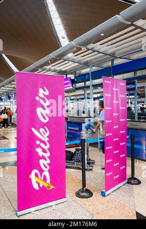 Kuala Lumpur, Malaisie - décembre 2022 : panneau du comptoir d'enregistrement Batik Air avec logo. Batik Air est une compagnie aérienne indonésienne Banque D'Images