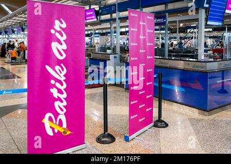 Kuala Lumpur, Malaisie - décembre 2022 : panneau du comptoir d'enregistrement Batik Air avec logo. Batik Air est une compagnie aérienne indonésienne Banque D'Images