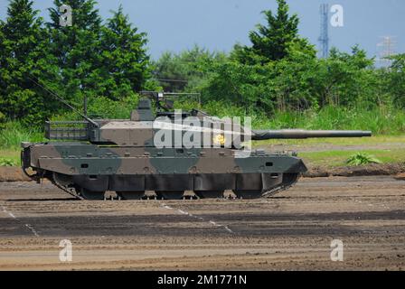 Préfecture de Shizuoka, Japon - 10 juillet 2011: Force d'autodéfense terrestre japonaise Mitsubishi de type 10 MBT (main Battle Tank). Banque D'Images