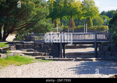 Un petit pont dans le parc Nordstern, Allemagne. Personne dans elle. Il y a un sable sur l'aire de jeux. Banque D'Images