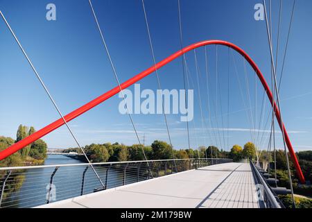 Pont sur le canal Rhin-Herne au parc Nordstern à Schurenbachhalde près d'Essen, Allemagne. Banque D'Images