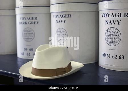 Lock & Co Hatters vend une large gamme de chapeaux pour hommes, des chapeaux en soie aux panamas, Londres, Royaume-Uni. Banque D'Images