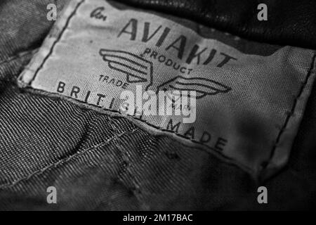 Étiquette Aviakit vintage dans une veste Lewis Leathers. Banque D'Images