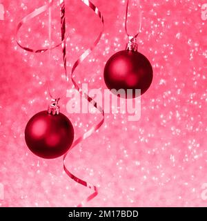 Boules de Noël Viva magenta et scintillant sur fond brillant. Couleur de l'année 2023. Banque D'Images