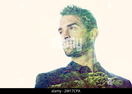 La survie du plus fort. Image composite d'un beau homme superposée à l'image d'une forêt. Banque D'Images