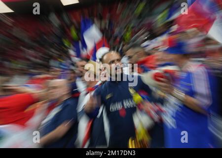 AL KHOR, QATAR - DÉCEMBRE 10: Les fans de France vus pendant la coupe du monde de la FIFA, Qatar 2022 quart de finale match entre l'Angleterre et la France au stade Al Bayt sur 10 décembre 2022 à Al Khor, Qatar. (Photo d'Amin Jalali/ATP Images)AL KHOR, QATAR - DÉCEMBRE 10: Gardien de but Jordan Pickford de l'Angleterre en action pendant la coupe du monde de la FIFA Qatar 2022 quart de finale match entre l'Angleterre et la France au stade Al Bayt sur 10 décembre 2022 à Al Khor, Qatar. (Photo d'Amin Jamai/ATP Images) (JAMAI/ATP/SPP) crédit: SPP Sport Press photo. /Alamy Live News Banque D'Images