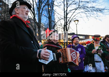 Londres, Royaume-Uni. 10th décembre 2022. Le Morris Dance 'Noël Day of Dance' est un rassemblement annuel festif d'environ 50 danseurs de plusieurs groupes différents qui se promèchent le long de la rive sud, en terminant près du Tate Modern où ils exécutent chacun la danse traditionnelle anglaise médiévale pour les membres du public. L'événement est organisé par le North Wood Morris Men de Croydon. Credit: Imagetraceur/Alamy Live News Banque D'Images