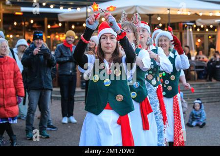 Londres, Royaume-Uni. 10th décembre 2022. Le Morris Dance 'Noël Day of Dance' est un rassemblement annuel festif d'environ 50 danseurs de plusieurs groupes différents qui se promèchent le long de la rive sud, en terminant près du Tate Modern où ils exécutent chacun la danse traditionnelle anglaise médiévale pour les membres du public. L'événement est organisé par le North Wood Morris Men de Croydon. Credit: Imagetraceur/Alamy Live News Banque D'Images