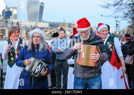 Londres, Royaume-Uni. 10th décembre 2022. Le Morris Dance 'Noël Day of Dance' est un rassemblement annuel festif d'environ 50 danseurs de plusieurs groupes différents qui se promèchent le long de la rive sud, en terminant près du Tate Modern où ils exécutent chacun la danse traditionnelle anglaise médiévale pour les membres du public. L'événement est organisé par le North Wood Morris Men de Croydon. Credit: Imagetraceur/Alamy Live News Banque D'Images