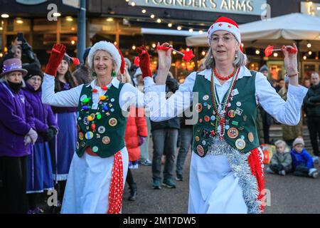 Londres, Royaume-Uni. 10th décembre 2022. Le Morris Dance 'Noël Day of Dance' est un rassemblement annuel festif d'environ 50 danseurs de plusieurs groupes différents qui se promèchent le long de la rive sud, en terminant près du Tate Modern où ils exécutent chacun la danse traditionnelle anglaise médiévale pour les membres du public. L'événement est organisé par le North Wood Morris Men de Croydon. Credit: Imagetraceur/Alamy Live News Banque D'Images