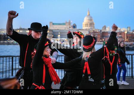 Londres, Royaume-Uni. 10th décembre 2022. Le Morris Dance 'Noël Day of Dance' est un rassemblement annuel festif d'environ 50 danseurs de plusieurs groupes différents qui se promèchent le long de la rive sud, en terminant près du Tate Modern où ils exécutent chacun la danse traditionnelle anglaise médiévale pour les membres du public. L'événement est organisé par le North Wood Morris Men de Croydon. Credit: Imagetraceur/Alamy Live News Banque D'Images